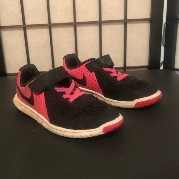 childrens nike trainers with velcro